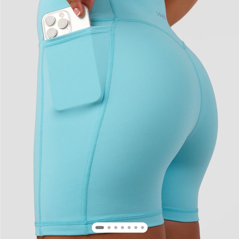 LSKD Fusion V-contour ultra high rise 4’ shorts pockets